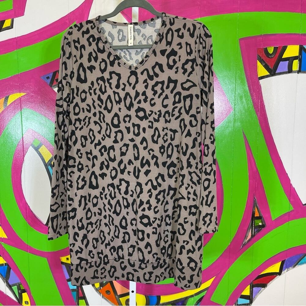 Tickled Teal, Long Sleeve Tunic Top with Pockets, Leopard Print. Size Medium.